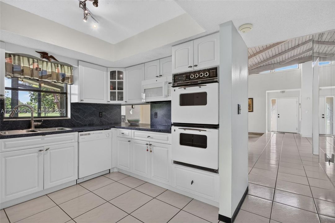 For Sale: $390,000 (2 beds, 2 baths, 1684 Square Feet)
