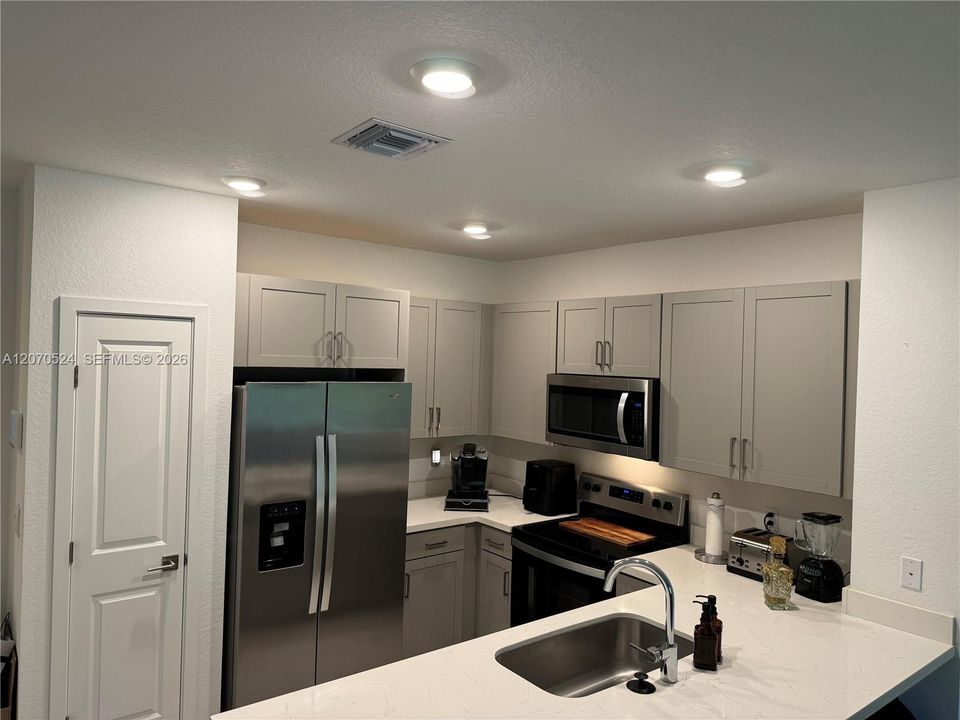 For Rent: $3,400 (3 beds, 2 baths, 1554 Square Feet)