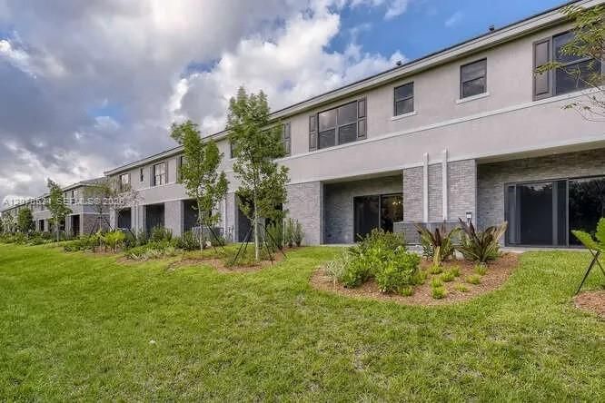 For Rent: $3,400 (3 beds, 2 baths, 1554 Square Feet)