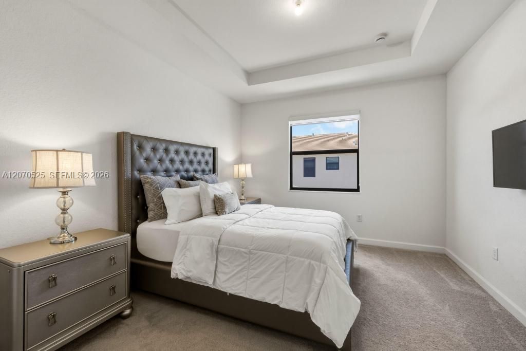 Natural light comes through the large window, while the neutral palette keeps everything calm and relaxing.
