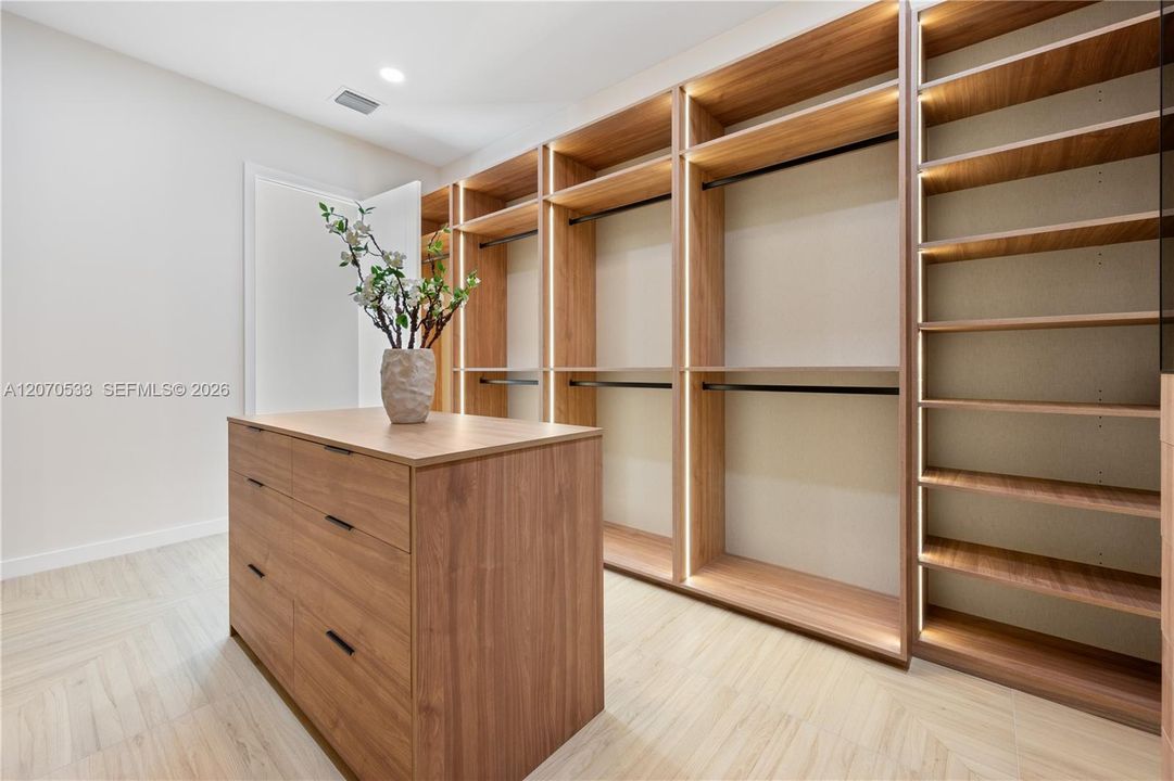 For Sale: $3,495,000 (4 beds, 4 baths, 3590 Square Feet)