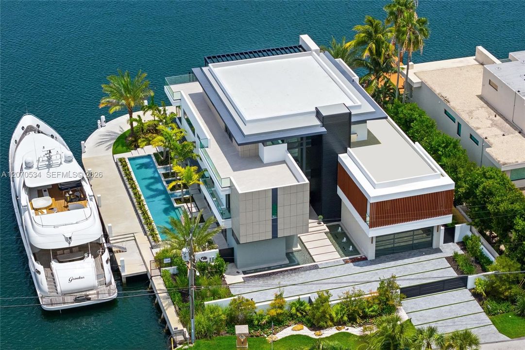 For Sale: $26,500,000 (7 beds, 10 baths, 10400 Square Feet)