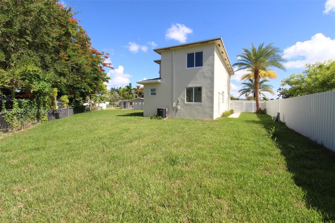 For Rent: $3,200 (4 beds, 2 baths, 1670 Square Feet)