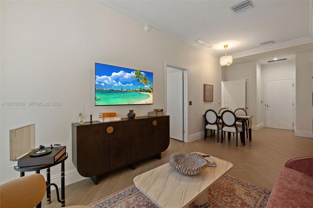 For Sale: $710,000 (1 beds, 1 baths, 624 Square Feet)