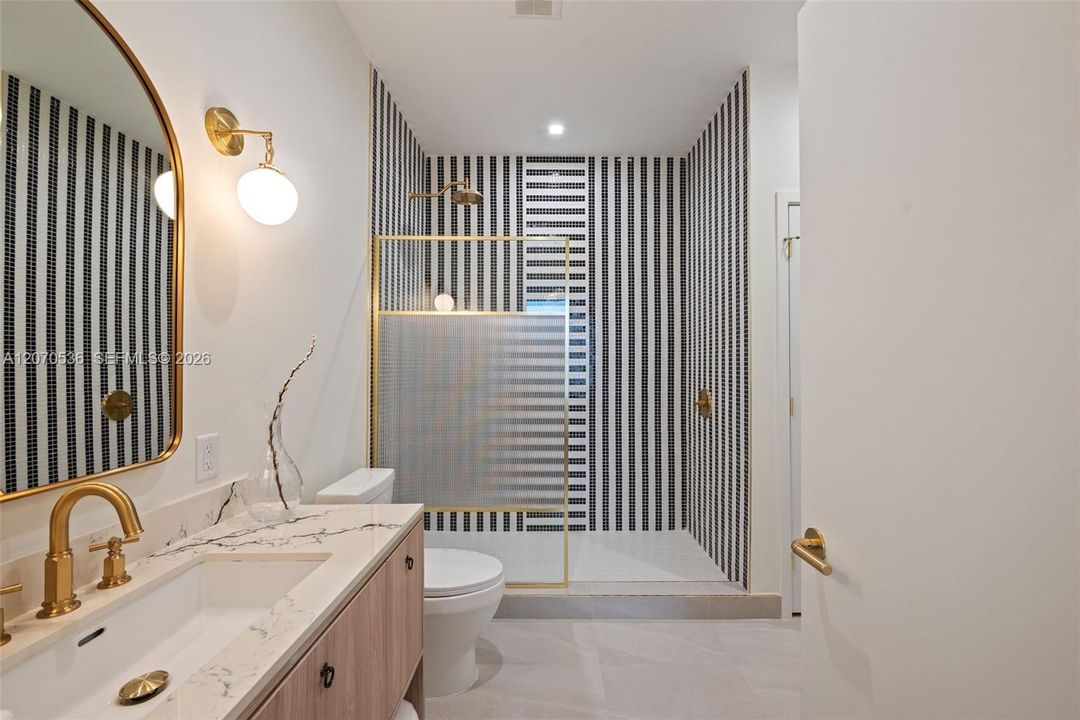 For Sale: $710,000 (1 beds, 1 baths, 624 Square Feet)