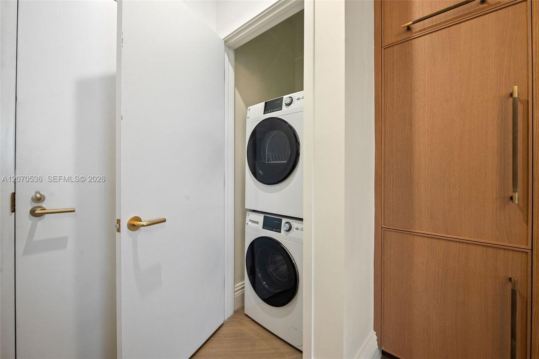 For Sale: $710,000 (1 beds, 1 baths, 624 Square Feet)