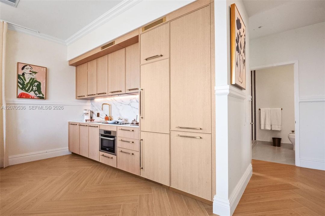 For Sale: $710,000 (1 beds, 1 baths, 624 Square Feet)