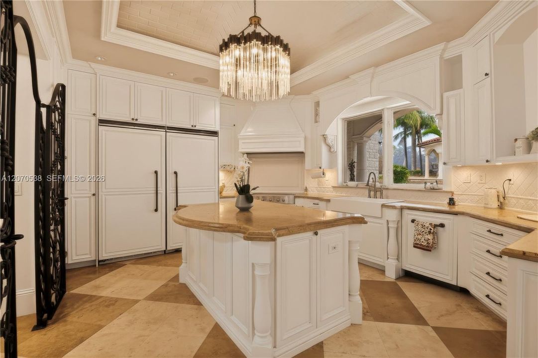 For Sale: $5,500,000 (6 beds, 5 baths, 9264 Square Feet)