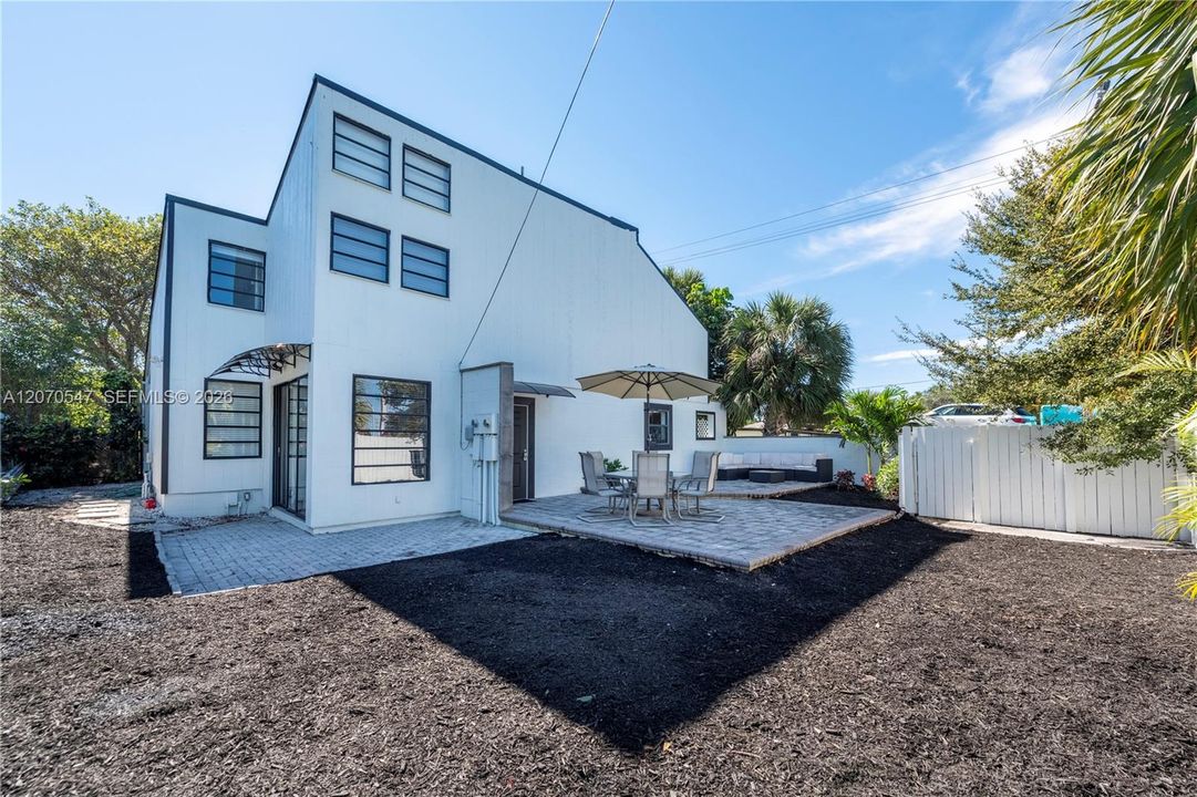 For Rent: $6,200 (3 beds, 2 baths, 2350 Square Feet)