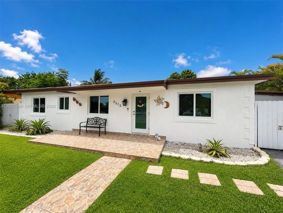 For Sale: $645,000 (5 beds, 3 baths, 1392 Square Feet)