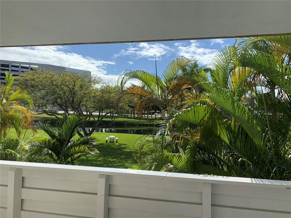 For Rent: $1,900 (1 beds, 1 baths, 807 Square Feet)