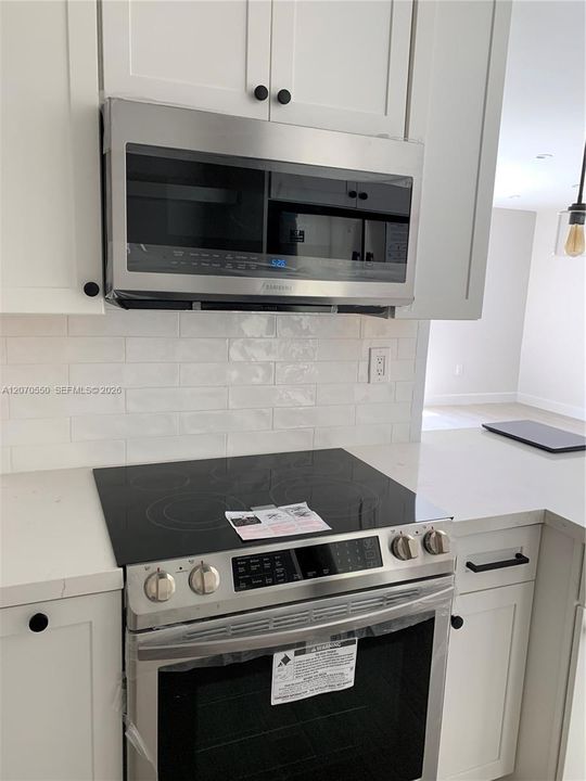 For Rent: $1,900 (1 beds, 1 baths, 807 Square Feet)