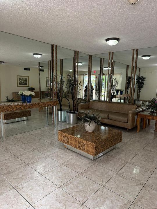 For Rent: $1,650 (1 beds, 1 baths, 722 Square Feet)