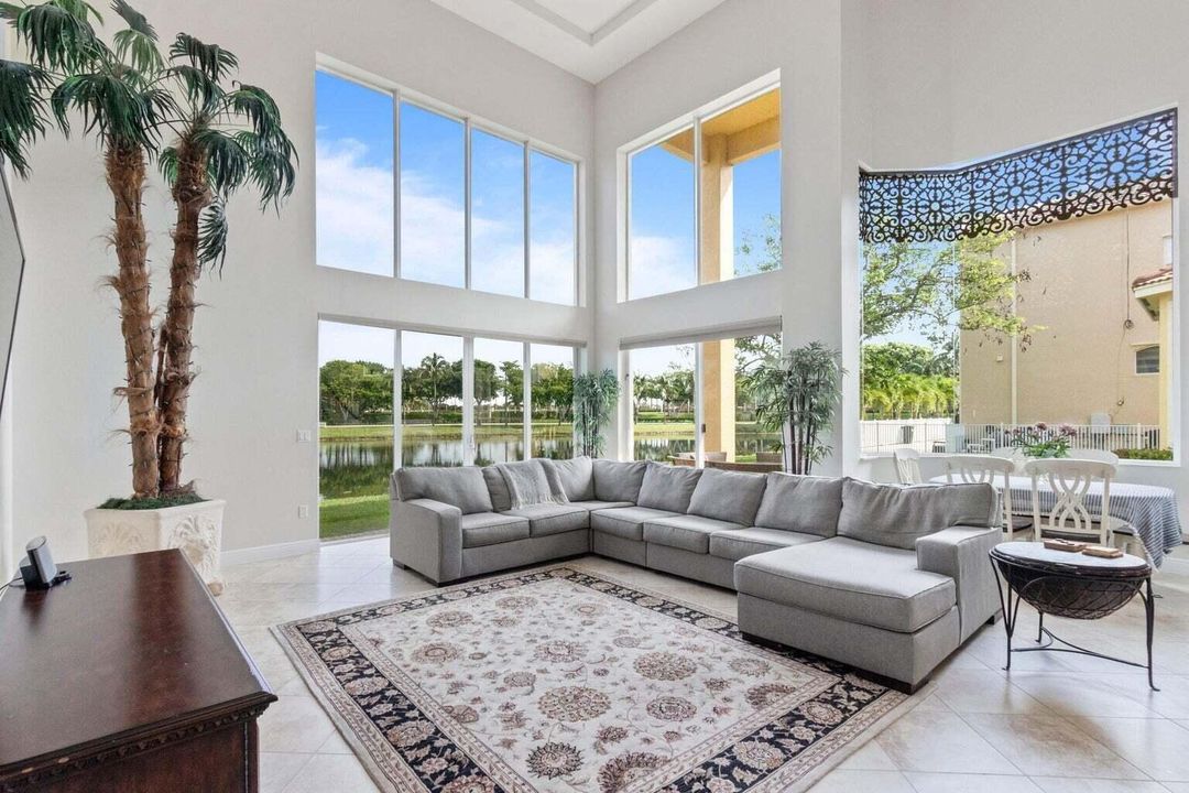 TV FAMILY ROOM