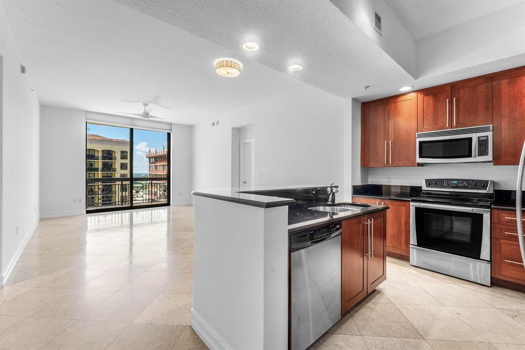 Upgraded Kitchen w/ Cherry Cabinetry