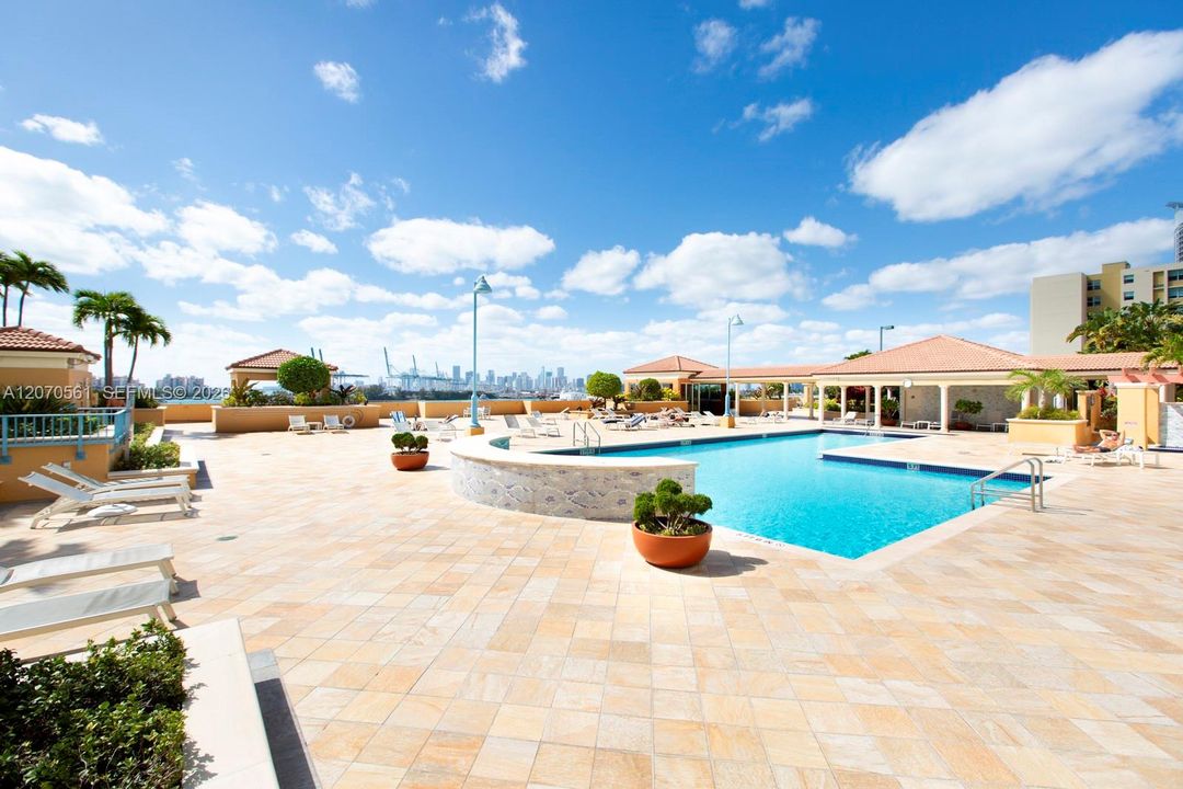 For Sale: $674,000 (1 beds, 1 baths, 740 Square Feet)