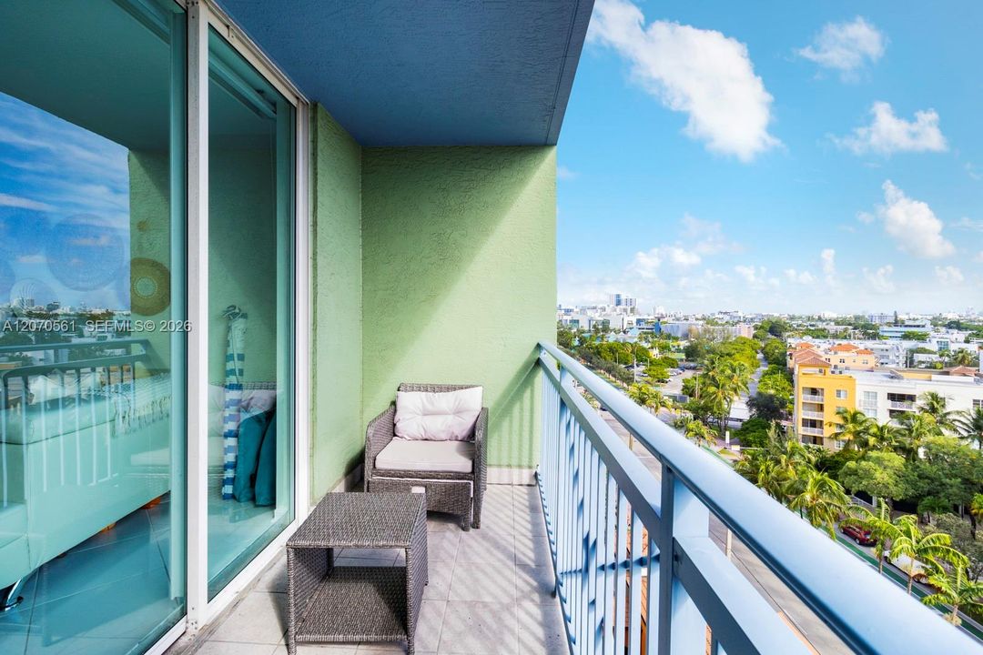For Sale: $674,000 (1 beds, 1 baths, 740 Square Feet)