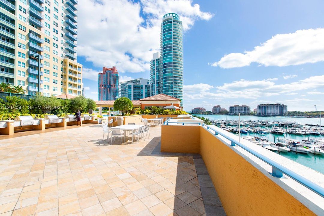 For Sale: $674,000 (1 beds, 1 baths, 740 Square Feet)