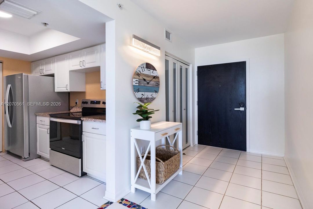 For Sale: $674,000 (1 beds, 1 baths, 740 Square Feet)
