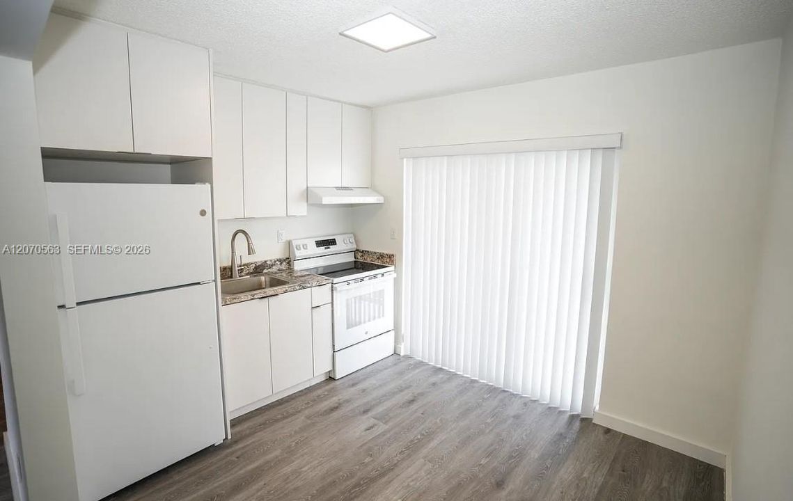 For Rent: $2,000 (2 beds, 1 baths, 4740 Square Feet)