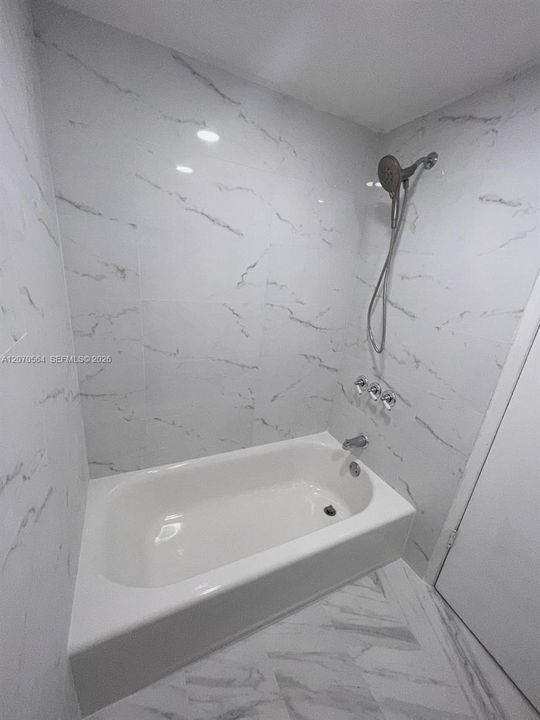 For Sale: $255,000 (1 beds, 1 baths, 620 Square Feet)