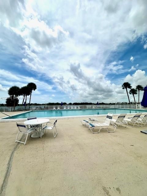 For Rent: $2,450 (2 beds, 1 baths, 1468 Square Feet)