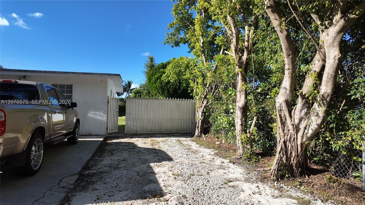 Tucked away in a central Miami neighborhood, this private efficiency is all about simplicity, privacy, and convenience—a comfortable place to come home to without paying for space you don’t need.