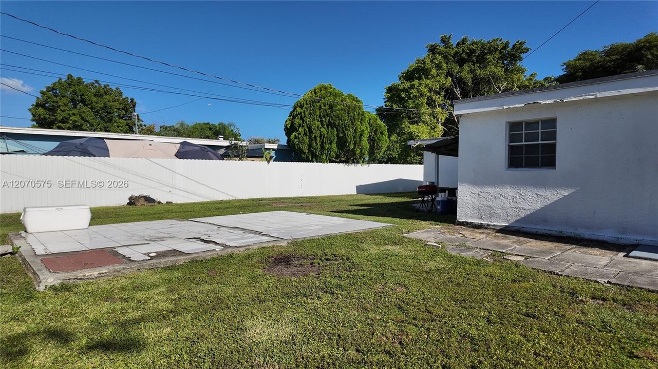 Step outside and you have access to a large, open backyard with plenty of green space, giving you something you don’t often find with an efficiency.