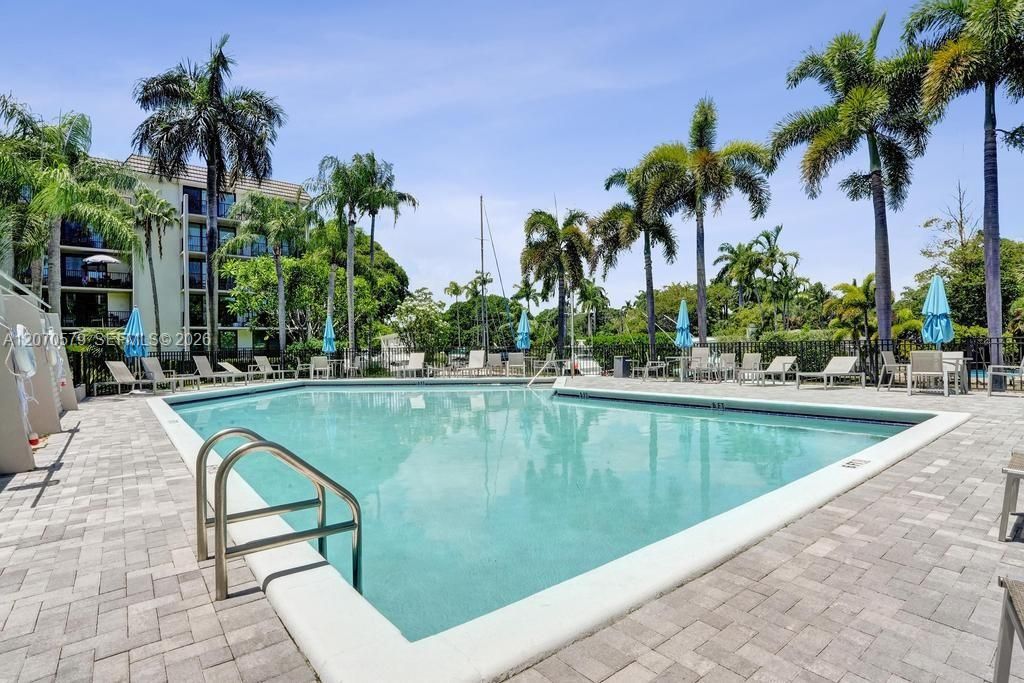 For Rent: $2,750 (2 beds, 2 baths, 1110 Square Feet)