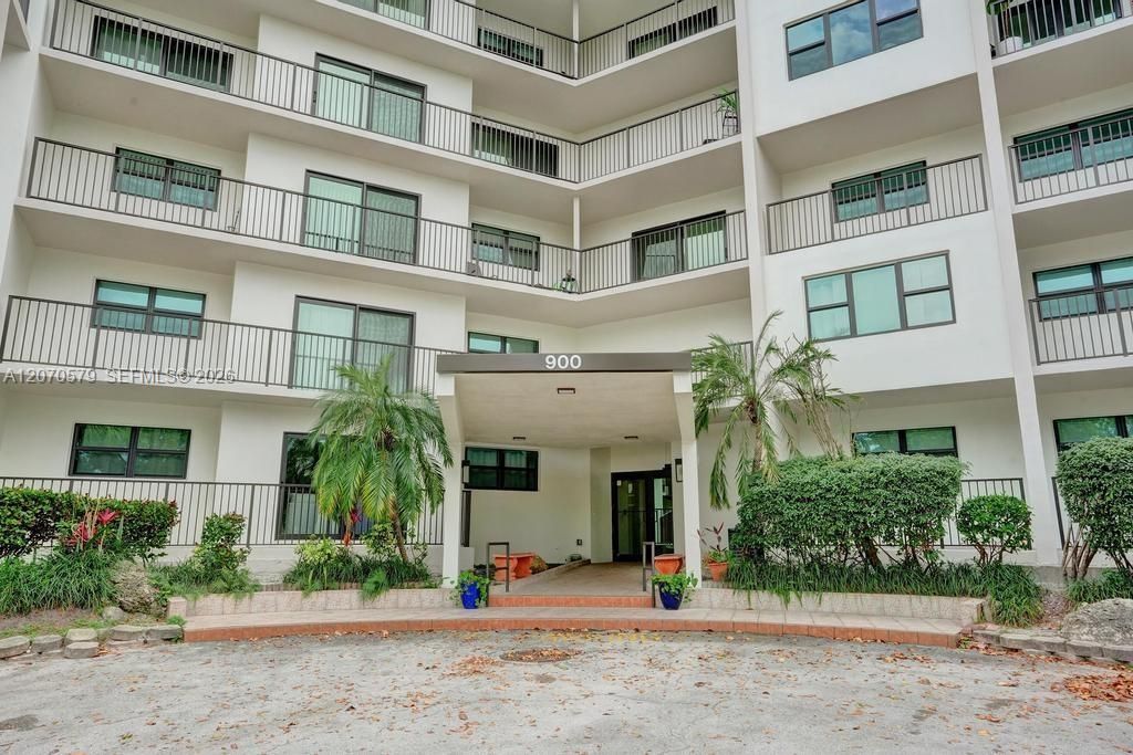 For Rent: $2,750 (2 beds, 2 baths, 1110 Square Feet)