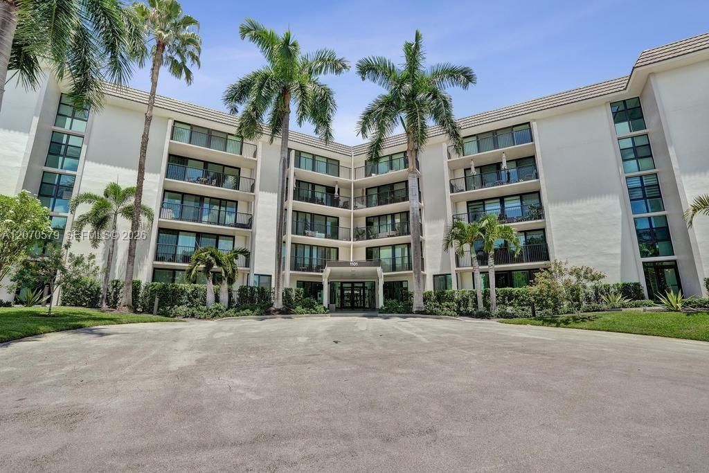 For Rent: $2,750 (2 beds, 2 baths, 1110 Square Feet)