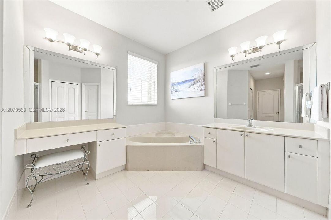For Sale: $1,100,000 (4 beds, 3 baths, 3043 Square Feet)
