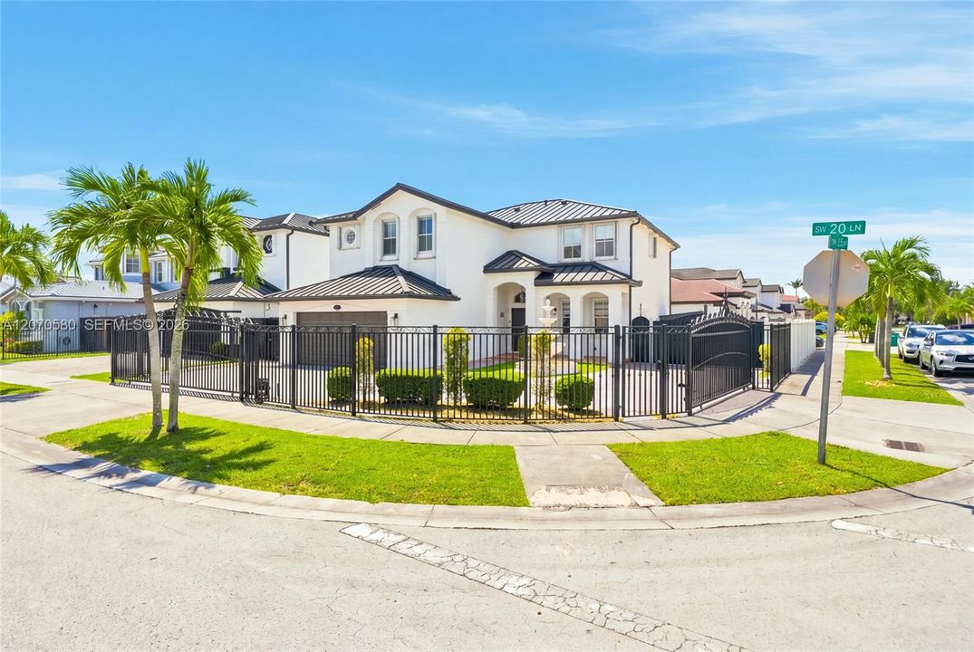 For Sale: $1,100,000 (4 beds, 3 baths, 3043 Square Feet)