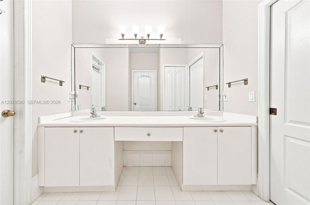For Sale: $1,100,000 (4 beds, 3 baths, 3043 Square Feet)