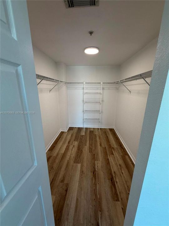 For Rent: $2,050 (1 beds, 1 baths, 1100 Square Feet)