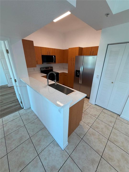 For Rent: $2,050 (1 beds, 1 baths, 1100 Square Feet)