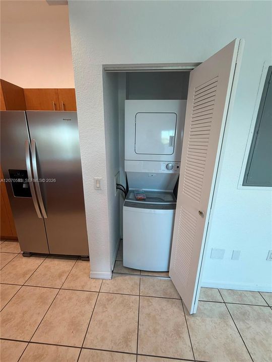 For Rent: $2,050 (1 beds, 1 baths, 1100 Square Feet)