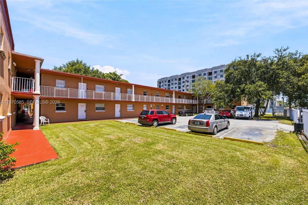 On-site parking means coming and going is simple — exactly the kind of practical detail that makes daily life easier.