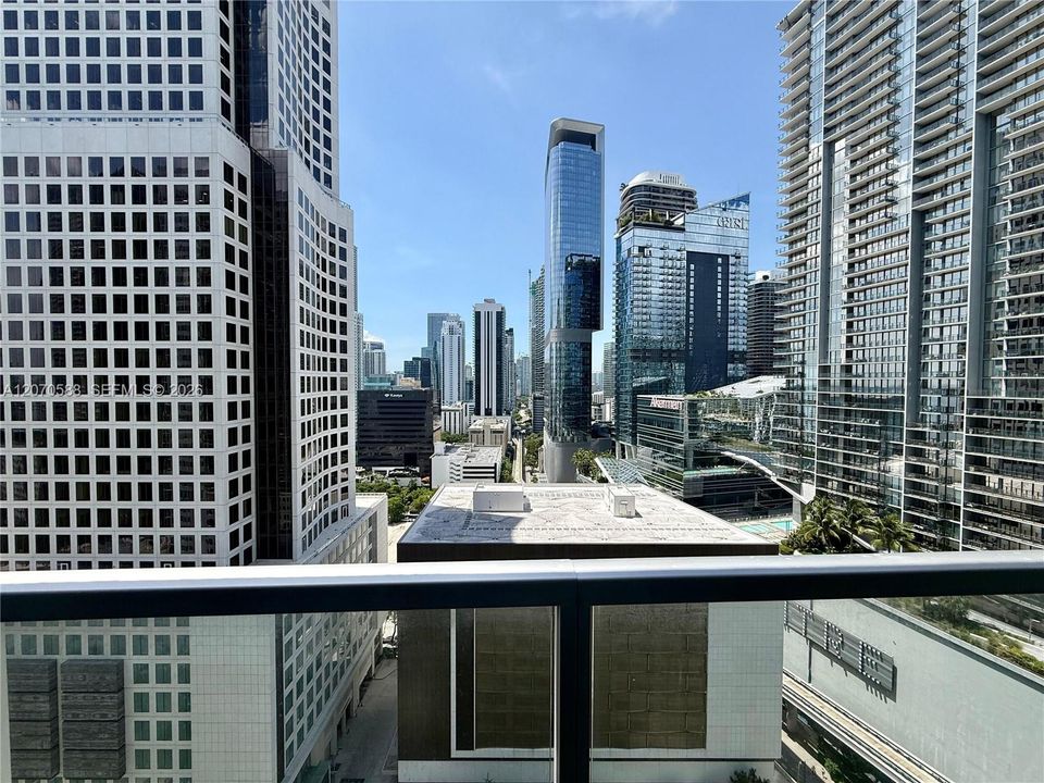 For Sale: $420,000 (1 beds, 1 baths, 738 Square Feet)