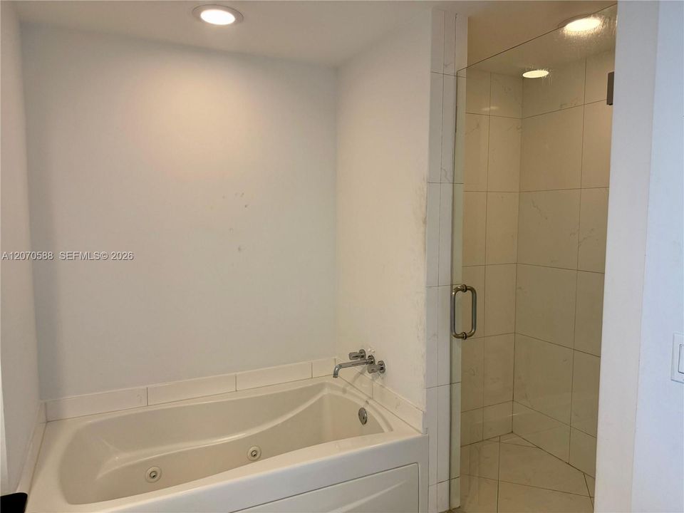 For Sale: $420,000 (1 beds, 1 baths, 738 Square Feet)