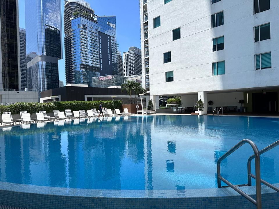 For Sale: $420,000 (1 beds, 1 baths, 738 Square Feet)