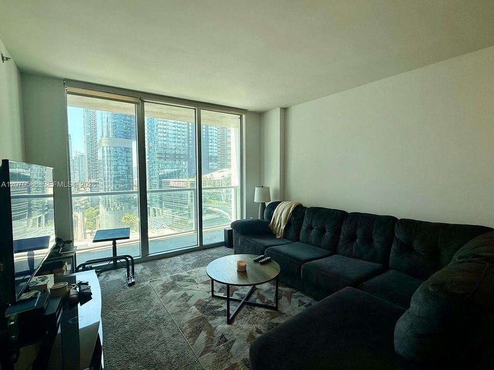 For Sale: $420,000 (1 beds, 1 baths, 738 Square Feet)