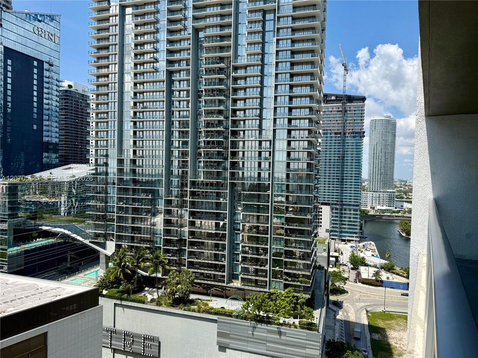 For Sale: $420,000 (1 beds, 1 baths, 738 Square Feet)