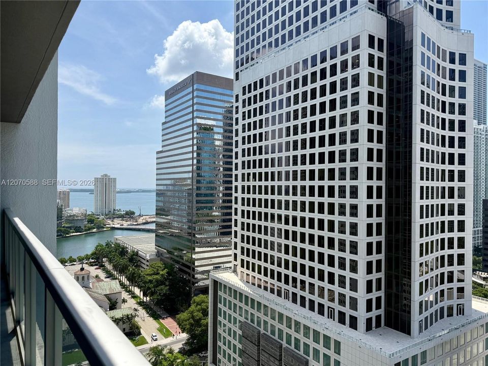 For Sale: $420,000 (1 beds, 1 baths, 738 Square Feet)