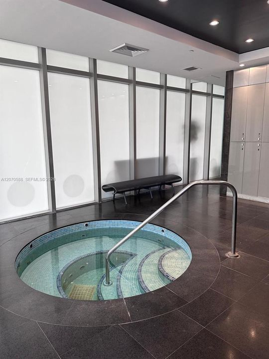 For Sale: $420,000 (1 beds, 1 baths, 738 Square Feet)