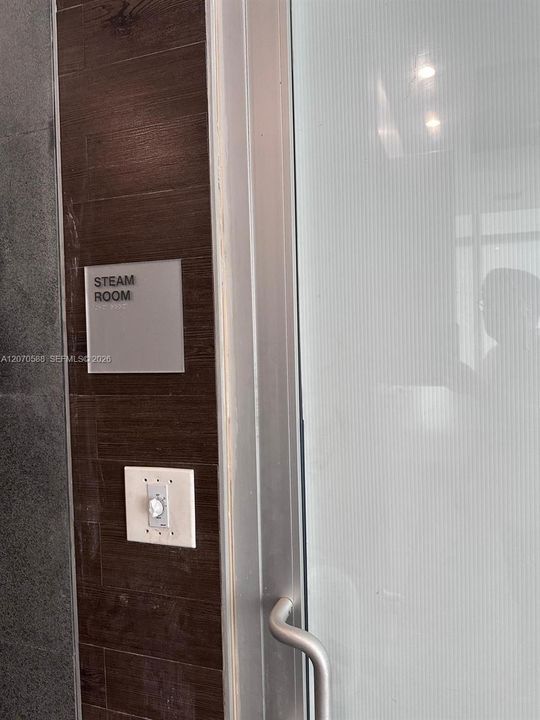 For Sale: $420,000 (1 beds, 1 baths, 738 Square Feet)