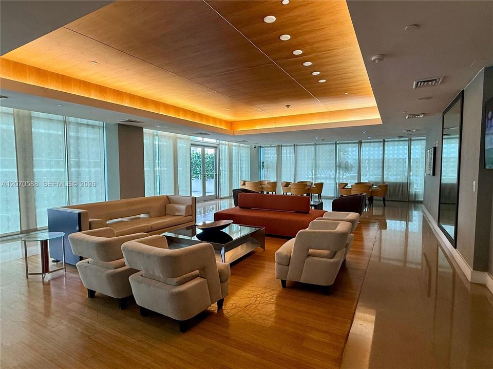 For Sale: $420,000 (1 beds, 1 baths, 738 Square Feet)