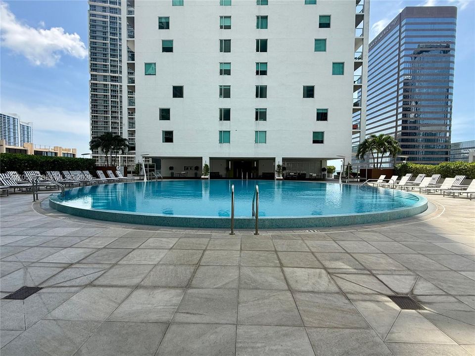 For Sale: $420,000 (1 beds, 1 baths, 738 Square Feet)