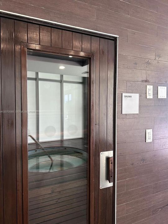 For Sale: $420,000 (1 beds, 1 baths, 738 Square Feet)