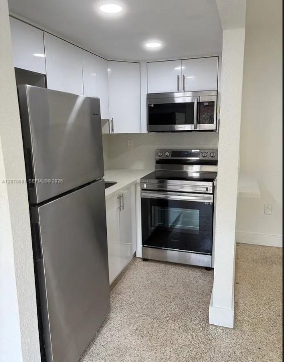 For Rent: $1,700 (1 beds, 1 baths, 5235 Square Feet)